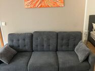 Fast neue Couch in grau mit Kissen aus Stoff - München