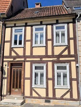 Reihenhaus in zentrumsnaher Wohnlage - u. a. mit Garten und Nebengebäude - Helmstedt