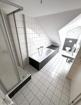 ==Schöne 3.Zimmer-Dachgeschosswohnung mit Tageslichtbad, neuen Dachfenstern und traumhaften Blick über Gera== - Gera