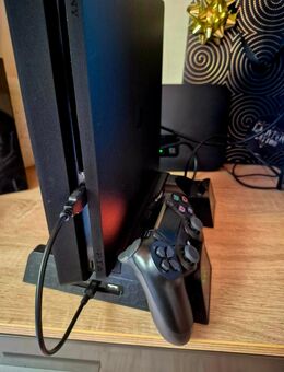 Playstation 4 slim mit 1 TB mit 1 Controller und PsS Ständer mit integrierten Lüfter und drei Spiele - Castrop-Rauxel