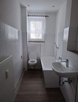 2-Raum-Whg., Bad mit Fenster, Badewanne incl. Dusche, neu renoviert / auch für ALG/BüGe mögl. - Seifhennersdorf