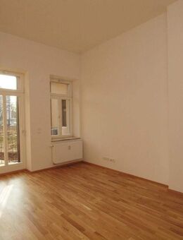 :-) Komfortable und hochwertige 2-Zimmer-Wohnung mit Balkon+ Parkett + Bad mit Fenster+ Wanne & Dusche+ gepflegtes Anwesen - Leipzig