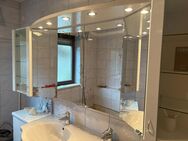 Günstig, Badezimmermöbel, grau/weiß: Waschtisch mit Spiegelschrank, Armaturen und Handtuchhalter/Toilettenpapierhalter, Bad-Armaturen - München