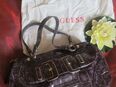Handtaschen, Koffer NEU * Kroko- Style * Lack- Leder * Henkel * Hand- TASCHE * Bag * Tote "GUESS" Original * lila * aubergine * in 88499