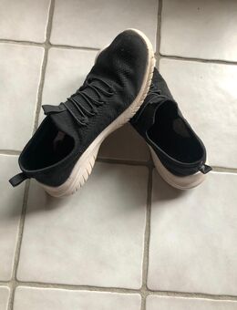 Schwarze Sportschuhe - Niederkassel