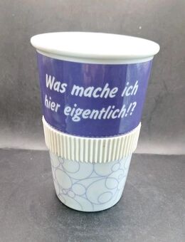 Tasse Was mache ich hier eigentlich Kaffeebecher 13cm hoch 9cm breit Becher Tee - Essen