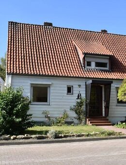 Zweifamilienhaus mit kleiner Einliegerwohnung auf uneinsehbarem Grundstück in zentraler Sackgasse in Syke - Syke