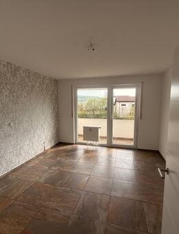 Freie & Renovierte 3-Zimmerwohnung mit großen Balkon, TG , in 97076 Lengfeld - Würzburg