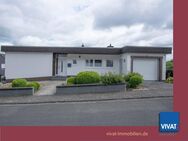 Wohngenuss mit grandioser Aussicht: modernisierter Bungalow mit schönem Garten, Garage und mehr ... - Haiger