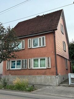 Freistehendes Mehrfamilienhaus