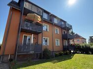 Sonnige 3 Zimmer Maisonette-Wohnung mit Süd-Balkon, Stellplatz und Gartennutzung, top saniert und gepflegt - Coswig