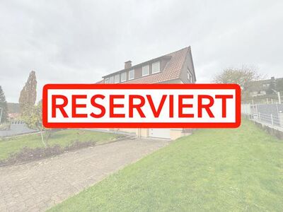 RESERVIERT.....Idyllisches Wohnen in Hanglage: Einfamilienhaus mit Garage und sonniger Terrasse