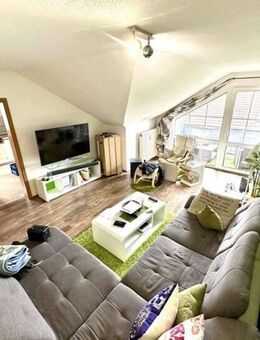 Charmante 2-ZKB-Dachgeschosswohnung mit Balkon, Stellplatz und Einbauküche in Top-Lage von Hepberg - Hepberg
