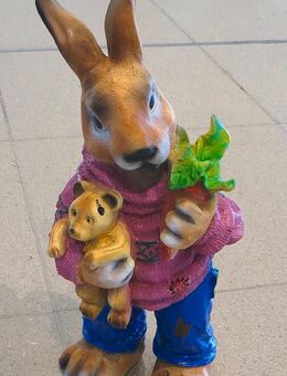 Dekofigur Hase mit Möhre und Bär niedlich Gartendeko - Hergisdorf