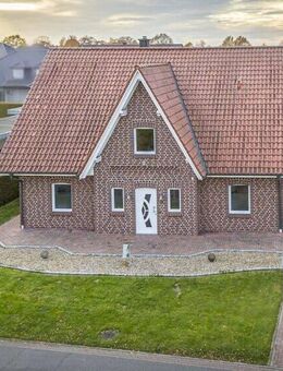 Einfamilienhaus mit Einliegerwohnung und Spitzdachgarage ! - Herzlake