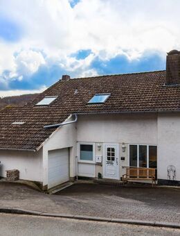 GROSSES EIN- BIS ZWEIFAMILIENHAUS MIT GARAGE, KAMIN UND BLICK AUF DEN RINGELSTEINER WALD - Büren