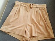 Hotpant beige mit Gürtel | von Only – Größe M - Rietberg