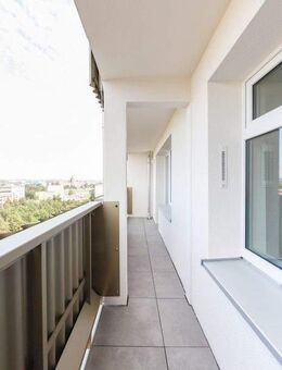 Lichtdurchflutete Etagenwohnung mit Loggia und offener Wohnküche - großzügig und stilvoll wohnen - Dresden