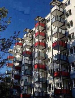 Fast wie im Neubau, sanierte Wohnung im modernisiertem Gebäude. 1,5 Zimmer mit Balkon. - Kiel