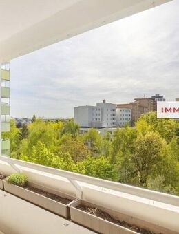 IMMOBERLIN.DE - Adrette Wohnung mit Sonnenloggia & Tiefgaragenplatz - Berlin