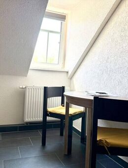 Moderne und gemütliche 2-Raum-Dachgeschosswohnung mit Einbauküche zentral in Schlettau! - Schlettau