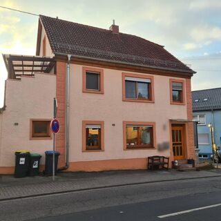 Umfangreich saniertes, vermietetes Zweifamilienhaus zentral gelegen in Illingen