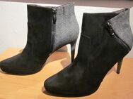 Gr. 41: Stiefeletten mit Glitzersteinen, nudefarben "Blink" neu + Stiefeletten, schwarz/grau "TAMARIS", neu - München