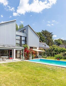 Architektenhaus: Doppelhaushälfte mit Pool nahe des Heiligensees - Berlin