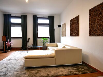 Citynähe - Zentral gelegen! Charmante und sehr helle 4-Zimmer Albauwohnung (EBK, 4.OG ohne Lift, PKW-Stellplatz)