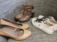 Schuhe, Sneaker, Pumps, Stiefeletten (nur noch die Pumps da) - Grevesmühlen