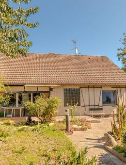 Einfamilienhaus mit Gartenhaus und zwei Garagen in Elbnähe - Schnackenburg