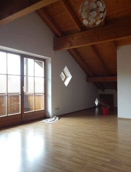 Renovierte 1-Zimmer-Dachgeschosswohnung in Freilassing/Hofham - inkl. Einbauküche und TG Stellplatz - Freilassing