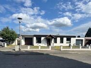 Toller Bungalow mit zwei Einzelgaragen, auf einem Eckgrundstück erbaut - Niederzier
