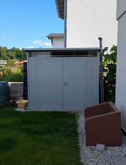 Neuwertige 2-Zimmer-Einliegerwohnung mit Einbauküche & Stellplatz - Buch (Erlbach)
