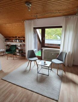 Helle 2,5-Zimmer-Dachgeschosswohnung mit Loggia in 3-Familienhaus, Nähe S-Bahn - PROVISIONSFREI - Wendlingen (Neckar)