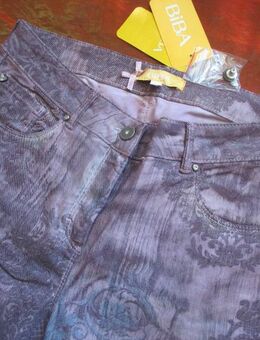 NEU mit ETIKETT * Designer * Barock * Rokoko Style * Glitzer Kristalle * Nieten * Jeans- Hose "BIBA by ESCADA" Gr. 40/ M * aubergine * lila * veilchen * - Riedlingen
