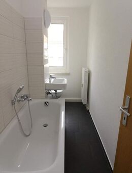 Pack die Badehose ein...helle 3-RW mit Wanne u. Balkon!!! - Freiberg