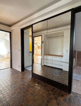 Große, helle 2 Zimmer-Dachgeschosswohnung mit Balkon und Tiefgaragen-Stellplatz - Stuttgart