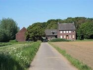 Vierkanthof in Alleinlage: Sanierungsobjekt mit vielen Möglichkeiten & ca. 28.000 m² Grundstück - Willich