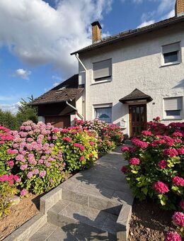 Ruhiges Familienparadies - Charmantes Reihenendhaus in Rosbach mit Garten & Garage - Rosbach (Höhe)