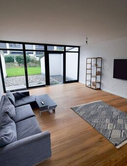 Neuwertiges Reihenmittelhaus mit PV-Anlage, Fußbodenheizung, neuem Dach, eigenem Garten & Garage - Delmenhorst