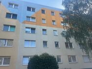 Modernisierte Wohnung in beliebter Etage, in Randlage von Halle-Neustadt, idyllisch im Grünen & Loggia! - Halle (Saale)