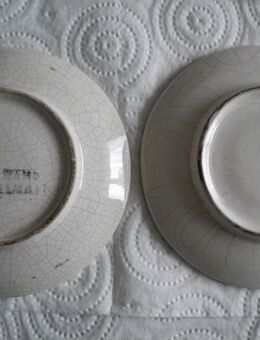2 Keramik-Teller,Bruchstruktur,Blumendekor,handgemalt,ca. 50er Jahre,ca. je 12 cm Dm. - Linnich
