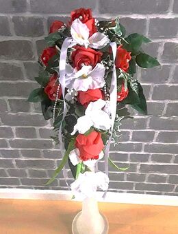 Brautstrauß ,groß mit roten Seidenrosen und Blüten - Hannover