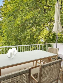 Toplage am Isarhochufer: Lichterfüllte, renovierte 2-Zimmer-Wohnung mit Dachterrasse - München