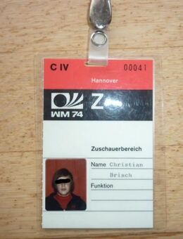 rar - WM 1974 - Offizieller Ausweis Nr. 00041 aus Hannover (Niedersachsen-Stadion) für die Fußball - Weltmeisterschaft 1974 - Sarstedt
