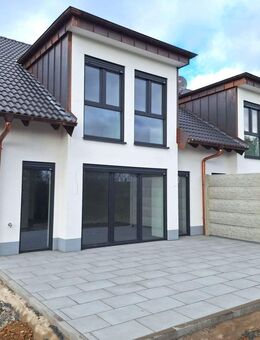 Moderne Neubau-Doppelhaushälfte mit Terrasse in Much-Sommerhausen! - Much