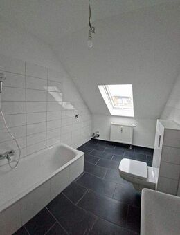 Großzügige renovierte 3 Zimmer-Dachgeschoßwohnung in Sennfeld sucht neue Bewohner/innen!! - Sennfeld