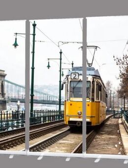 Dekoration Trauerhalle: Roll-Up Display-Set „Straßenbahn in Budapest“ – 300 x 200 cm – Symbol für Verbundenheit, Bewegung und den Fluss des Lebens - Wilhelmshaven Zentrum