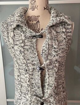 Strickweste mit Zopfmuster in Grau – weich, warm & vielseitig kombinierbar - Rostock